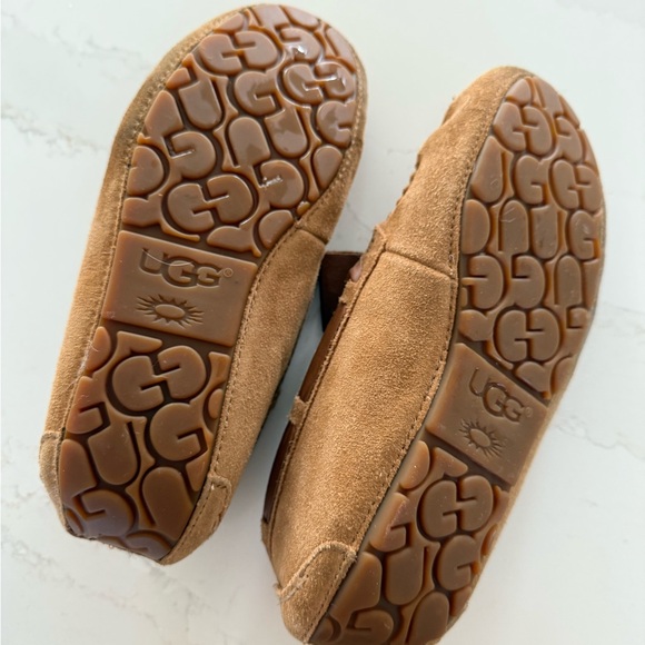 Ugg Dakota Slippers with Leather Bow Detail. Size 9. - Picture 4 of 5